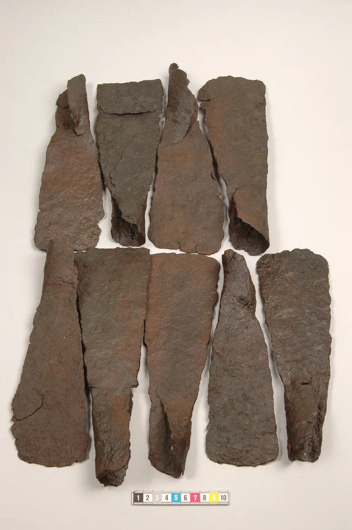 Nio järnbitar uppställda på två rader