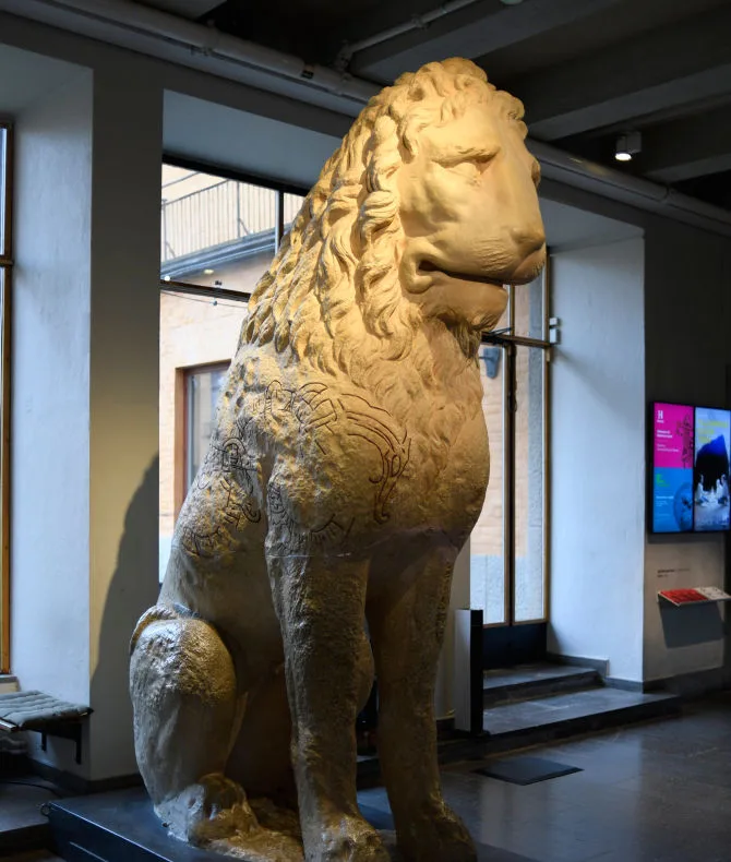 Pireuslejonet på plats i entrén på museet.