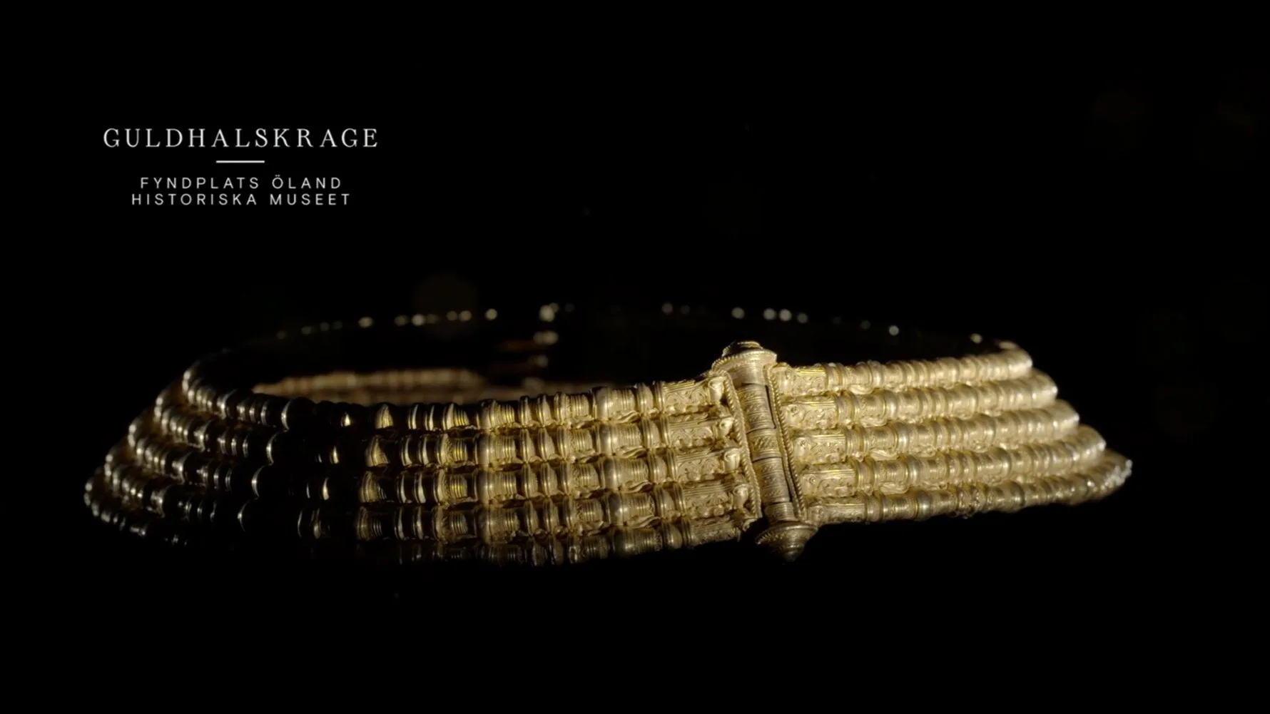 Guldhalskrage i fem rader.