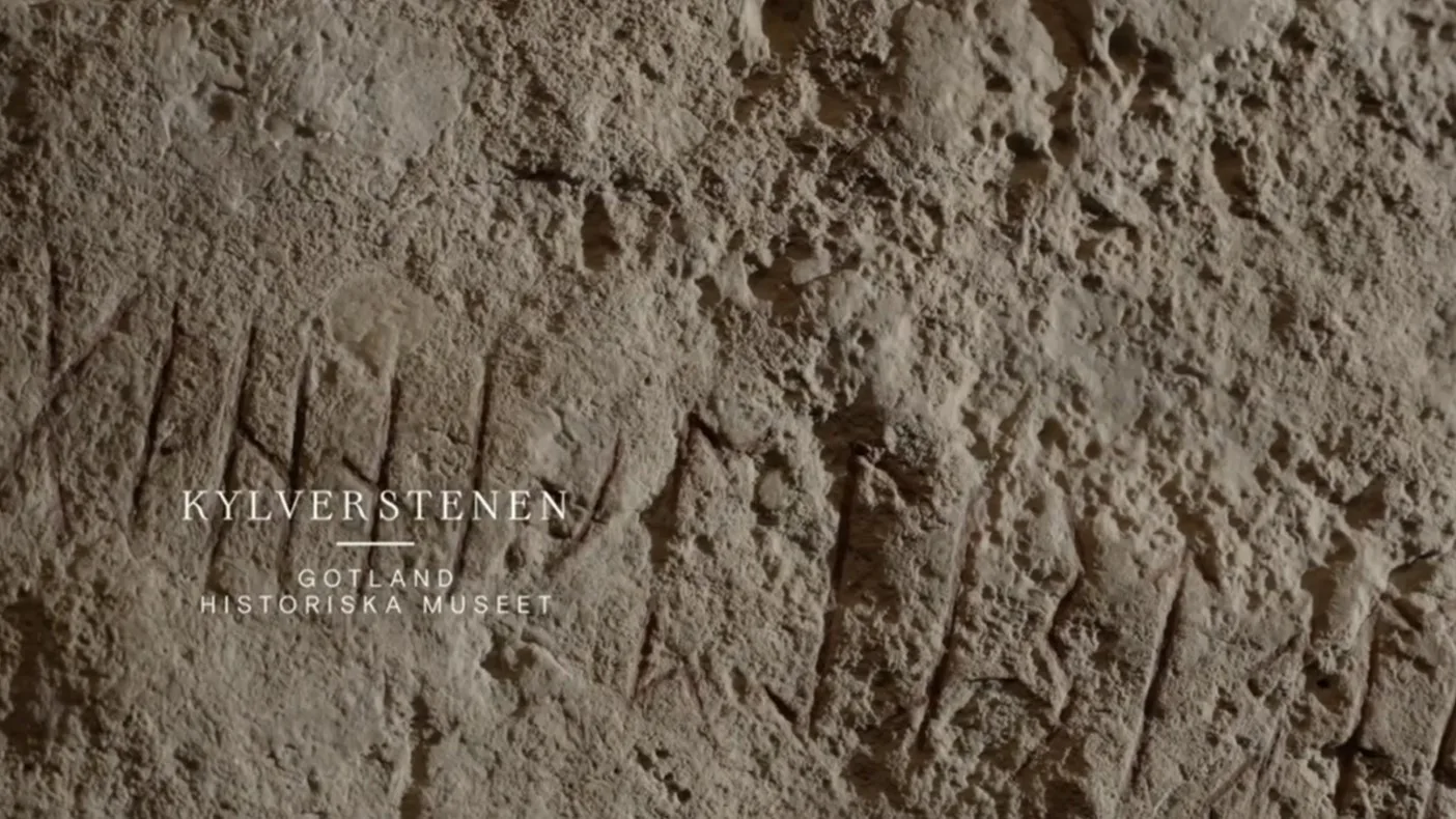 Närbild på kylverstenen. Runor finns inristade i stenen.