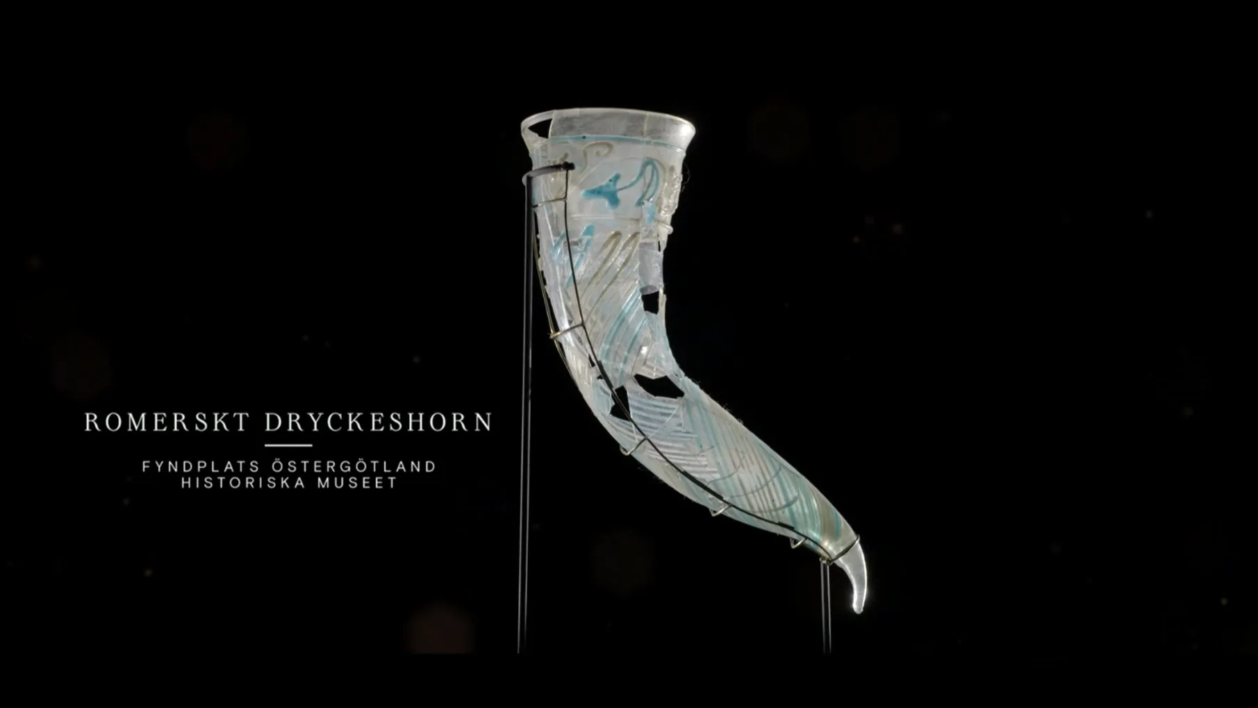 Hornliknande föremål i glas.