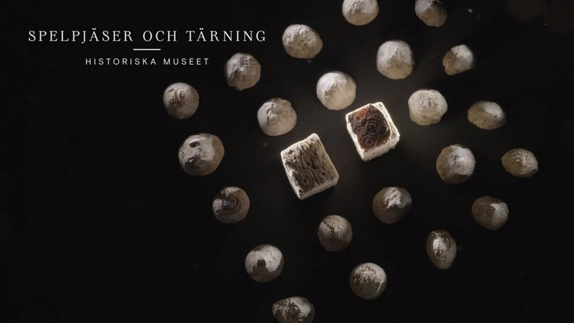 Tärningar och spelpjäser.