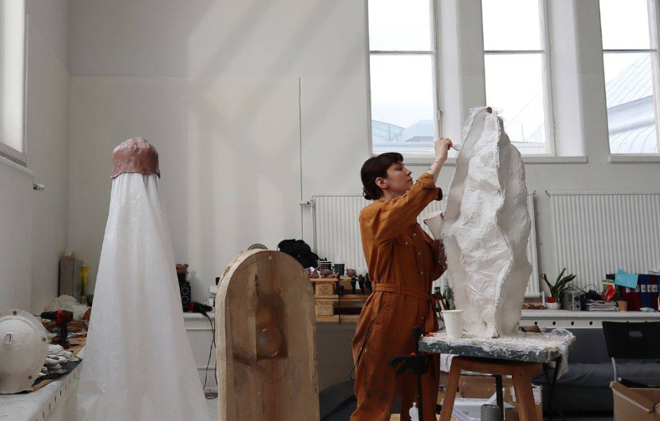 Konstnären Ida-Johanna Lundqvist i sin ateljé