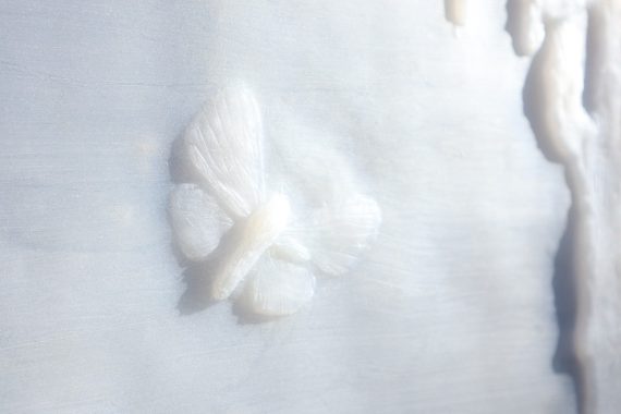 Detalj från ett konstverk i form av en fjäril