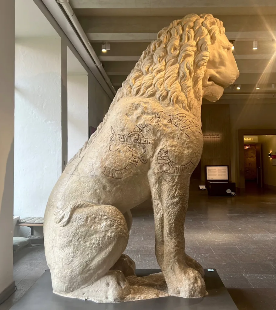 Pireuslejonet på plats i entrén på museet.