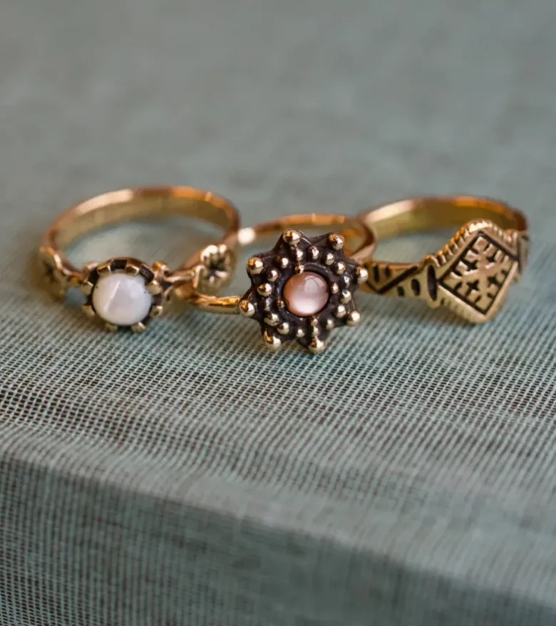 En svart korp och en figur i trä.