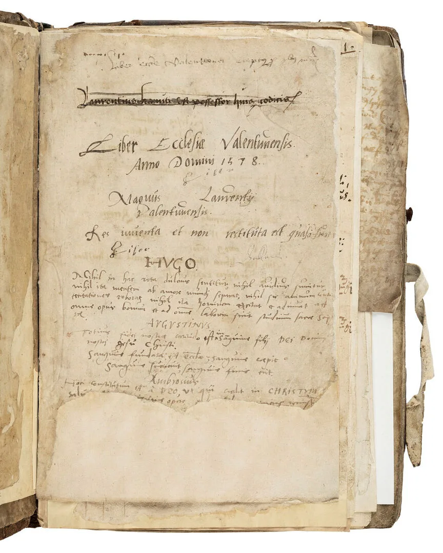 Uppslagen bok med text i skrivstil