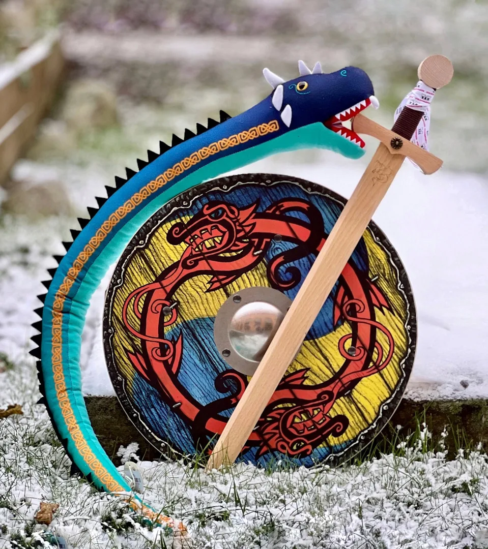 Barnfamilj läser en bok från butiken.