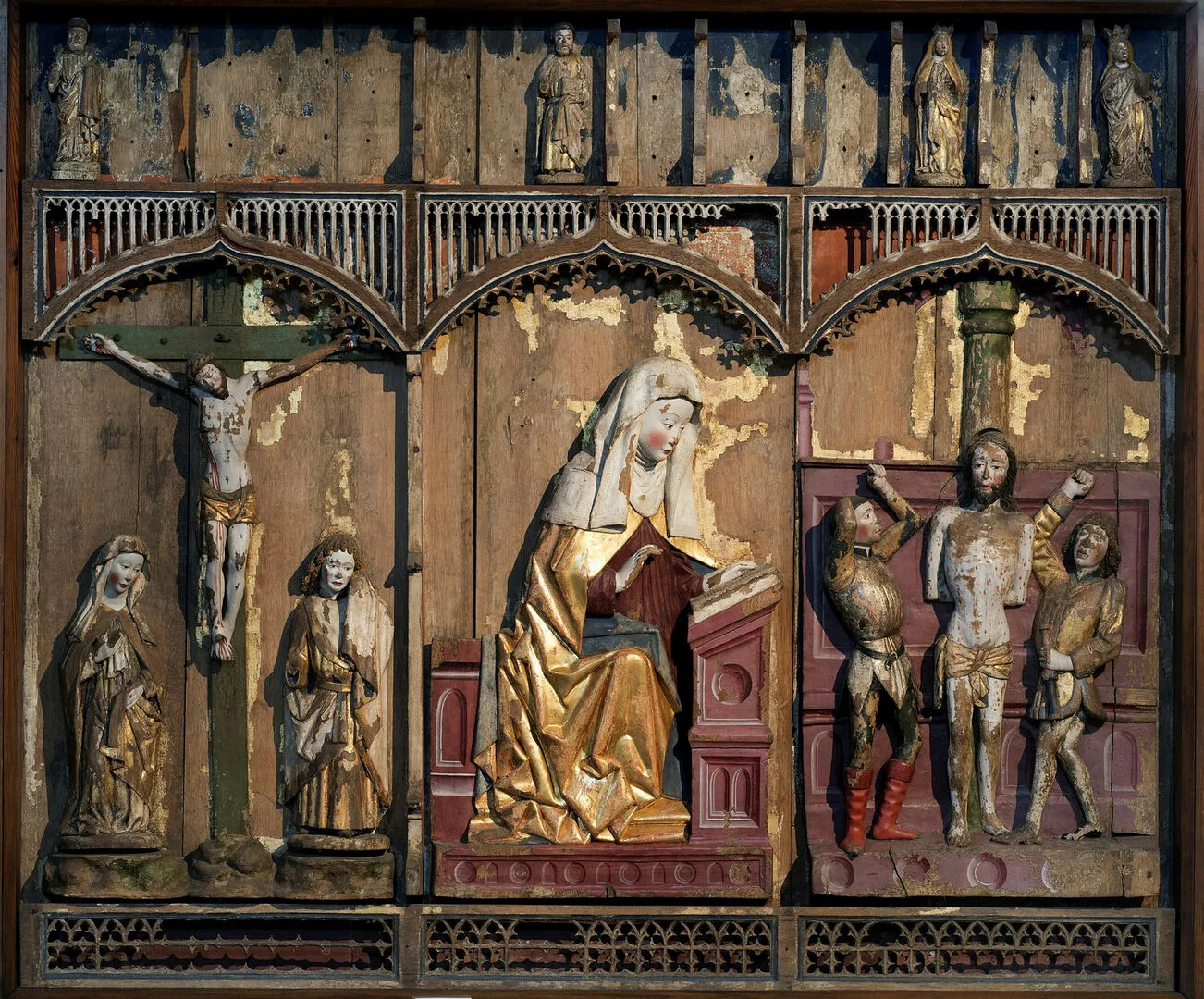 Altarskåp i utställningen Medeltida konst.