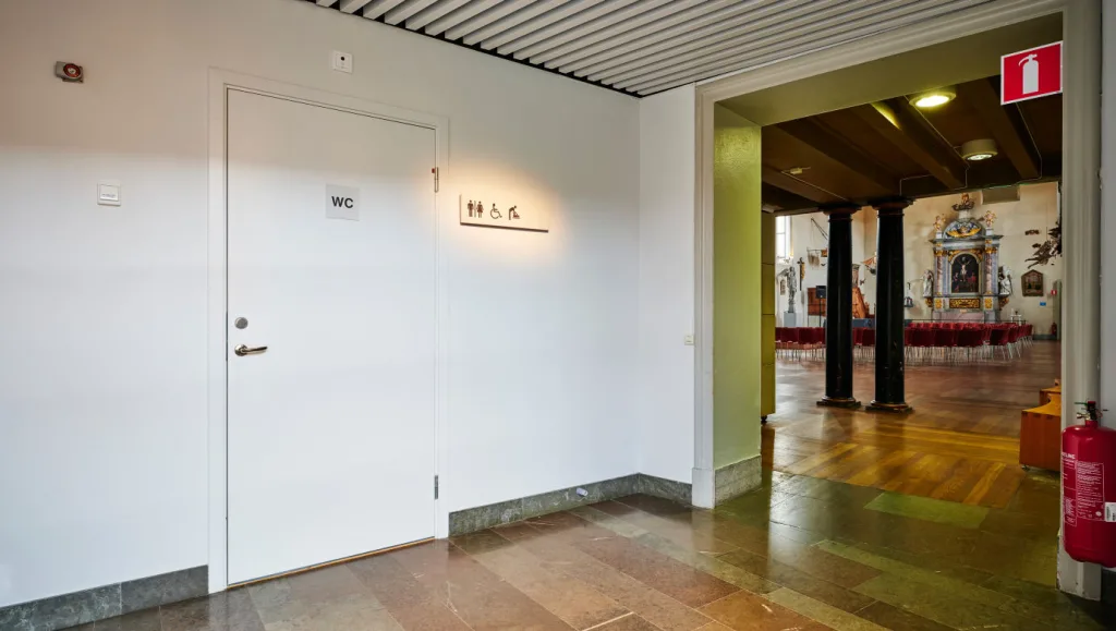 Dörr till toalett för besökare med rörelsehinder