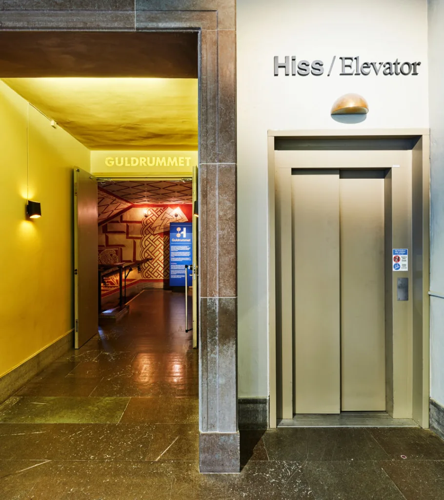 Hissdörr vid en gång i museets lokaler