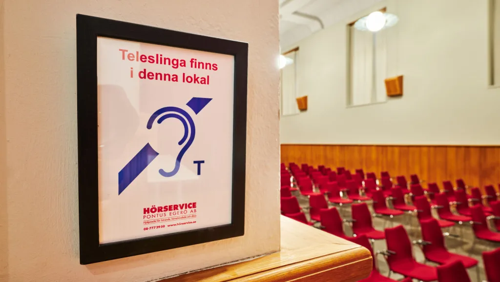 Tavla med information med en aula i bakgrunden