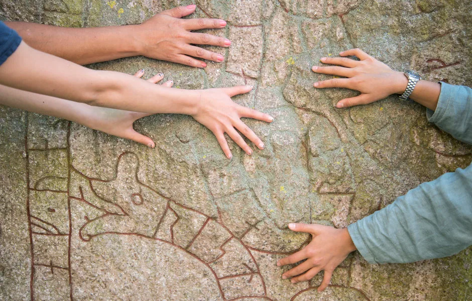 händer på en hällristning