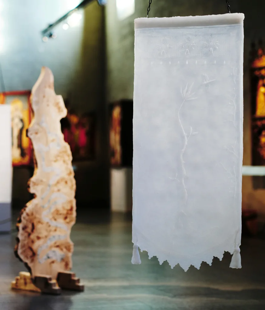 Skulptur och hängande konstverk