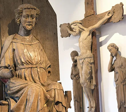 Träskulptur av en madonna med krona