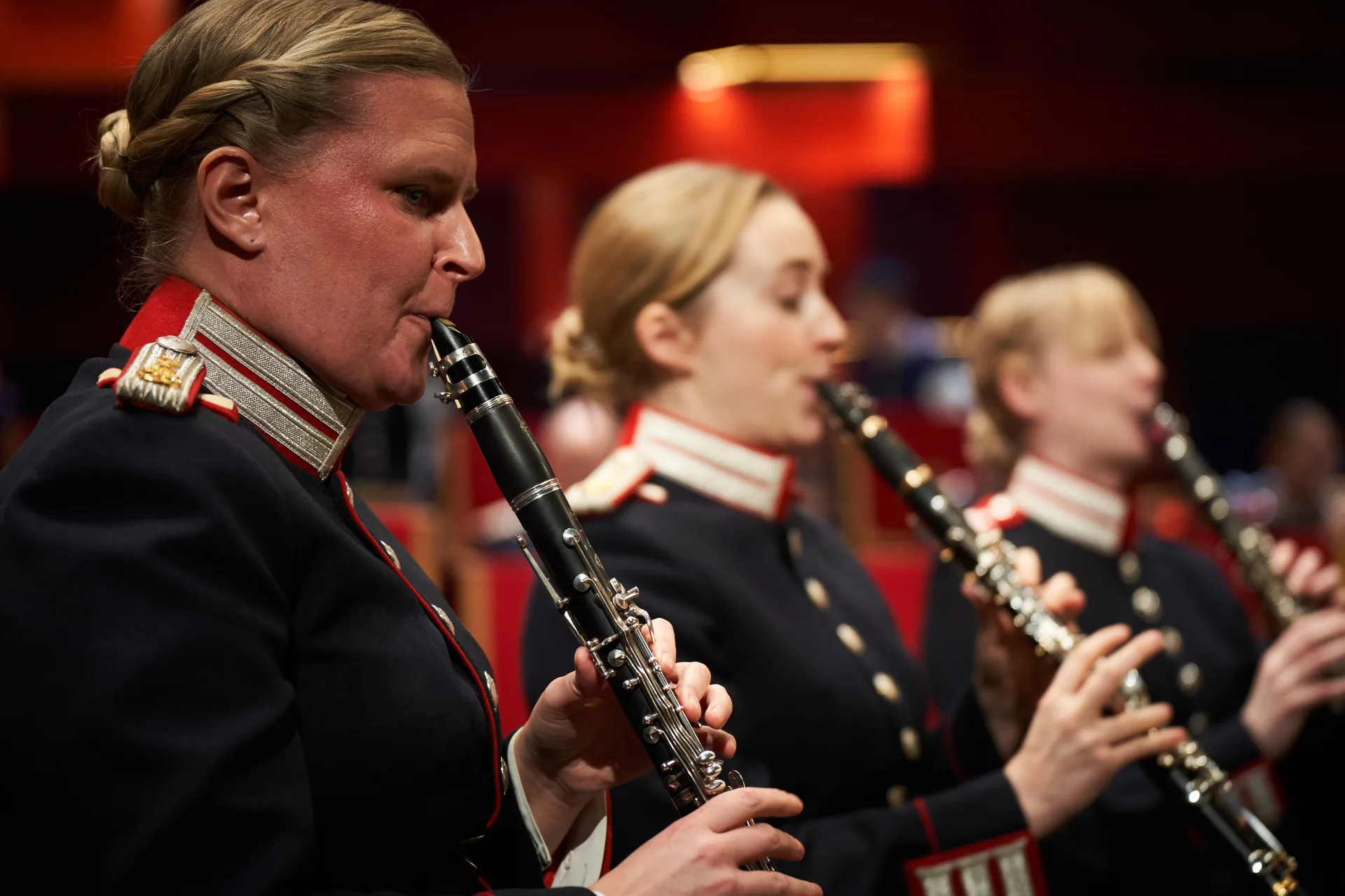 Tre personer i profil som spelar blåsinstrument