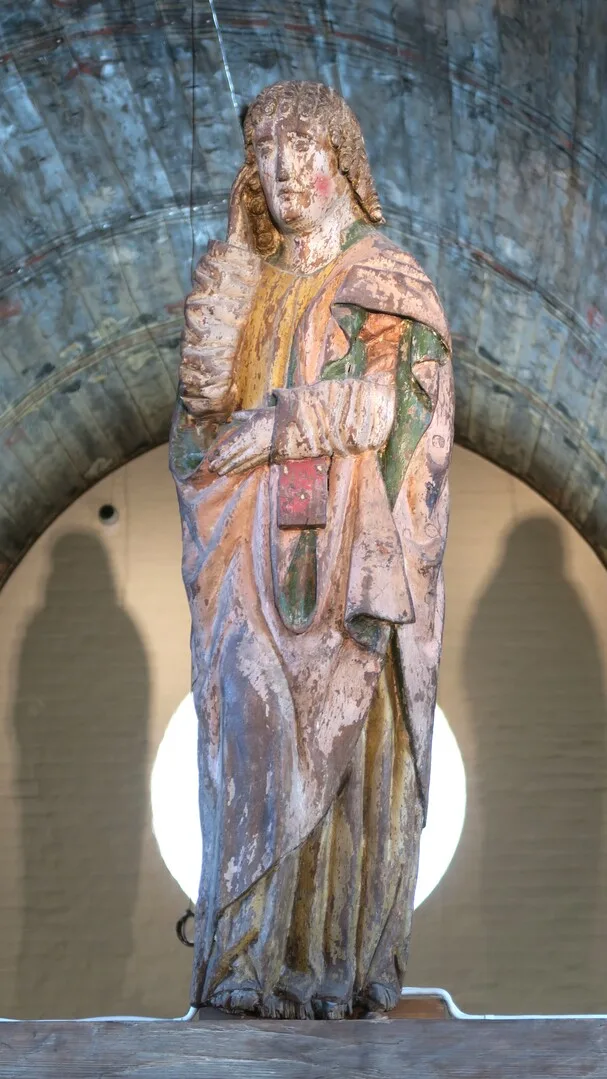 Träskulptur av helgonet Johannes