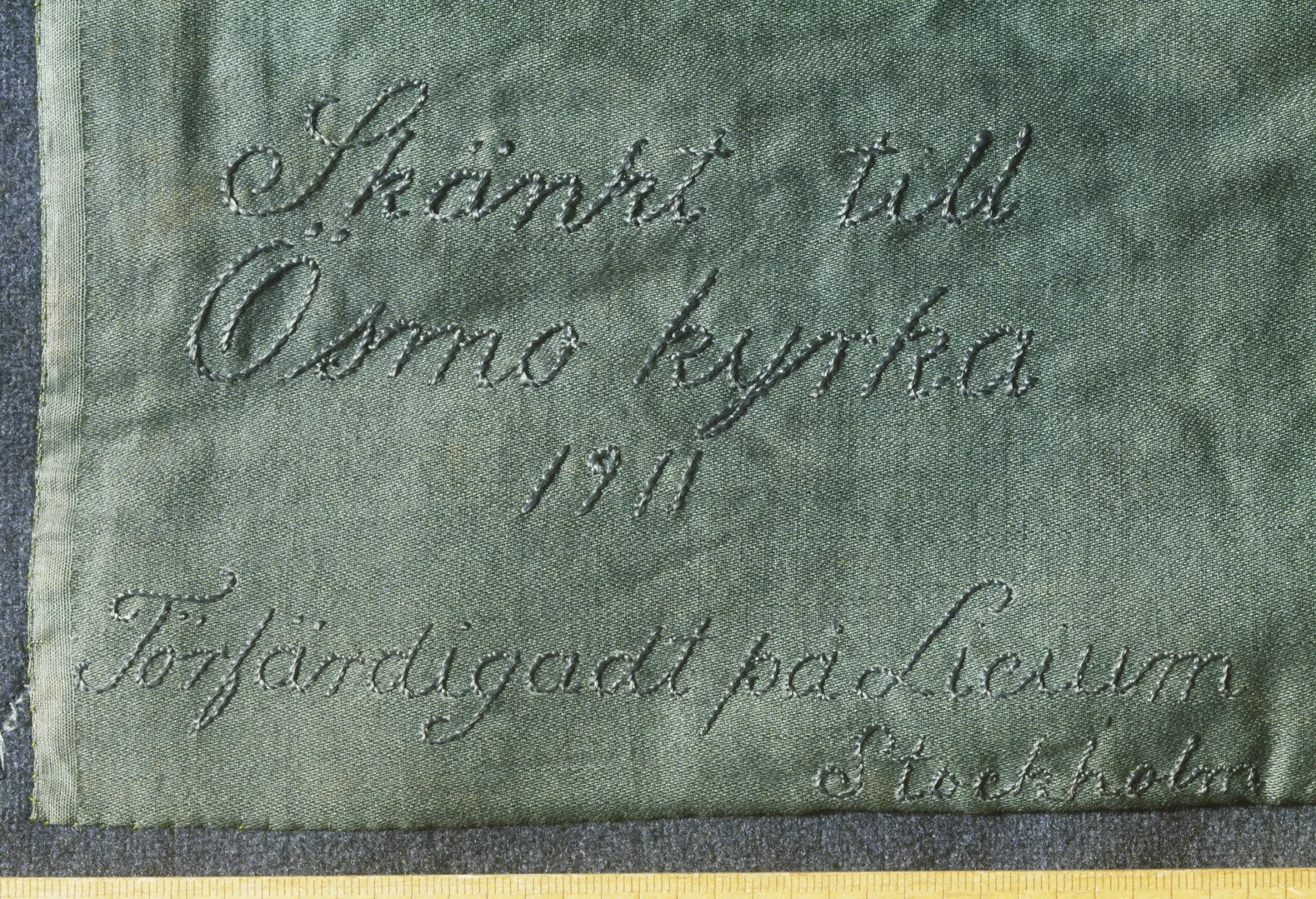 Ett grönt antependium med kors, cirklar och palmer