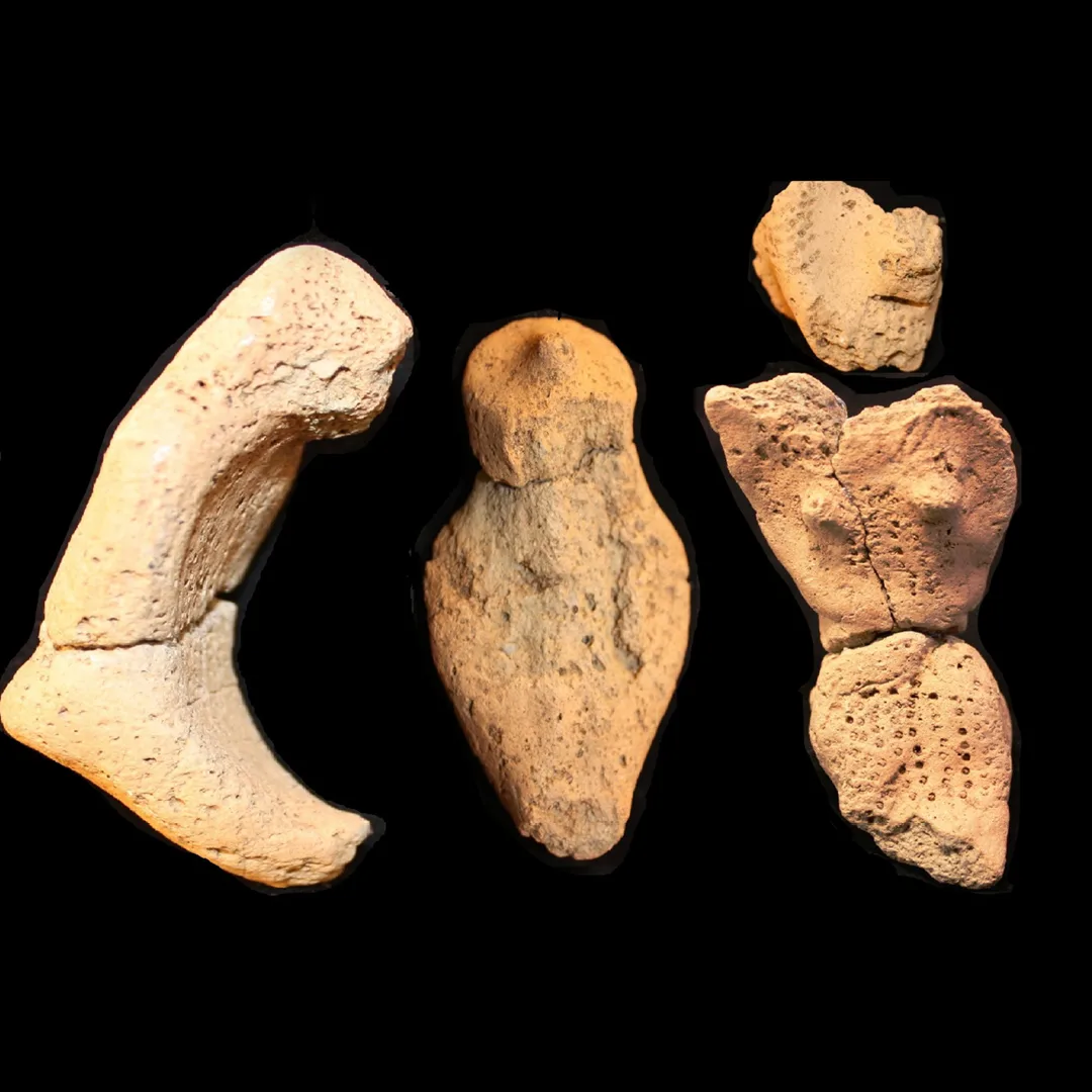 Rester av forntida lerfigurer