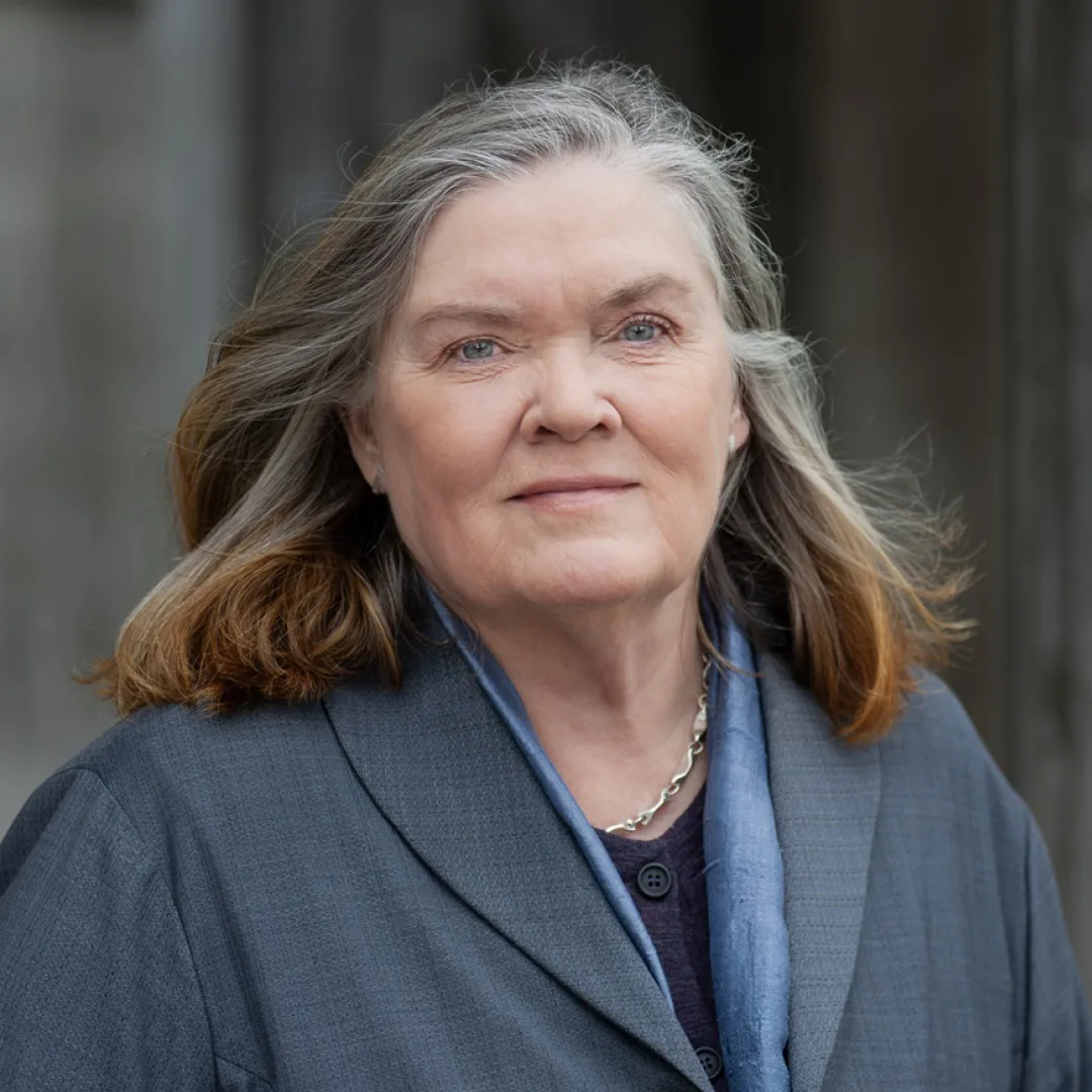 En ai-genererad bild på en kinna som sitter lutad framåt med sina händer i knäet. Bakom syns en stor orm. Högst upp i rött texten "Ormens hjärta".