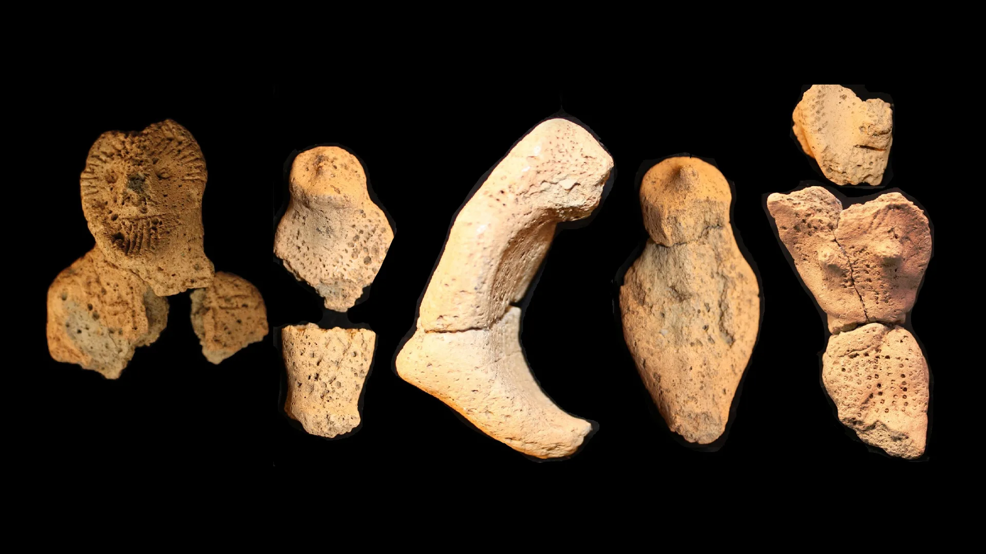 arkeologiska föremål mot svart bakgrund