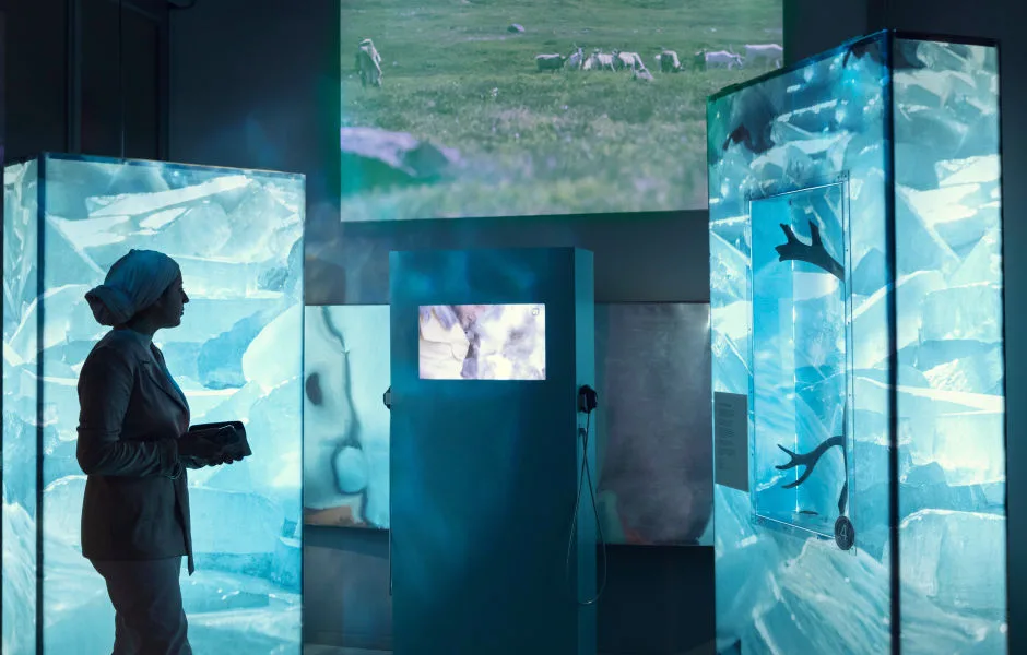 Besökare betraktar en utställning