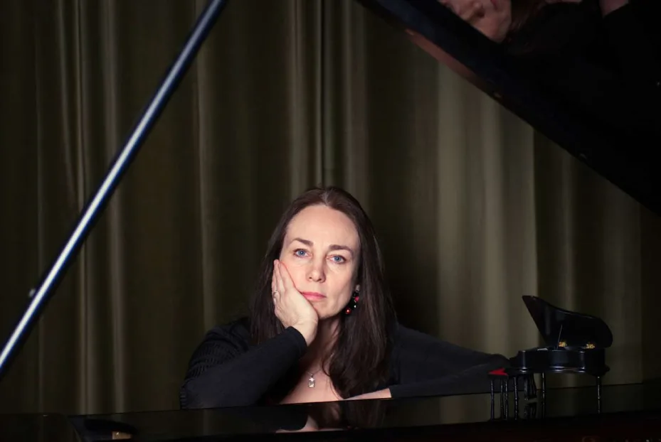 Person lutar sig mot en flygel.