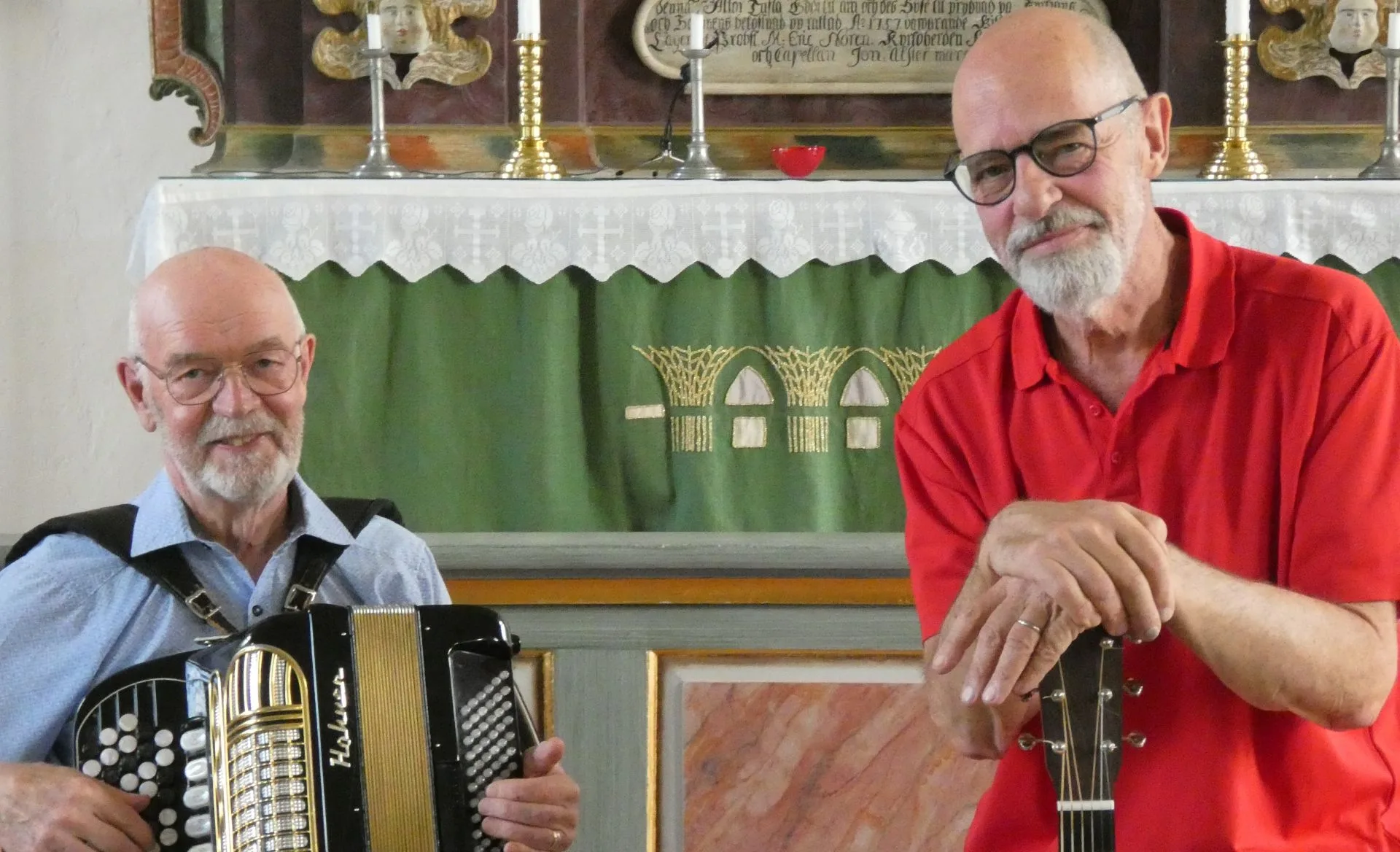 En man med ett dragspel och en man med en ukelele.