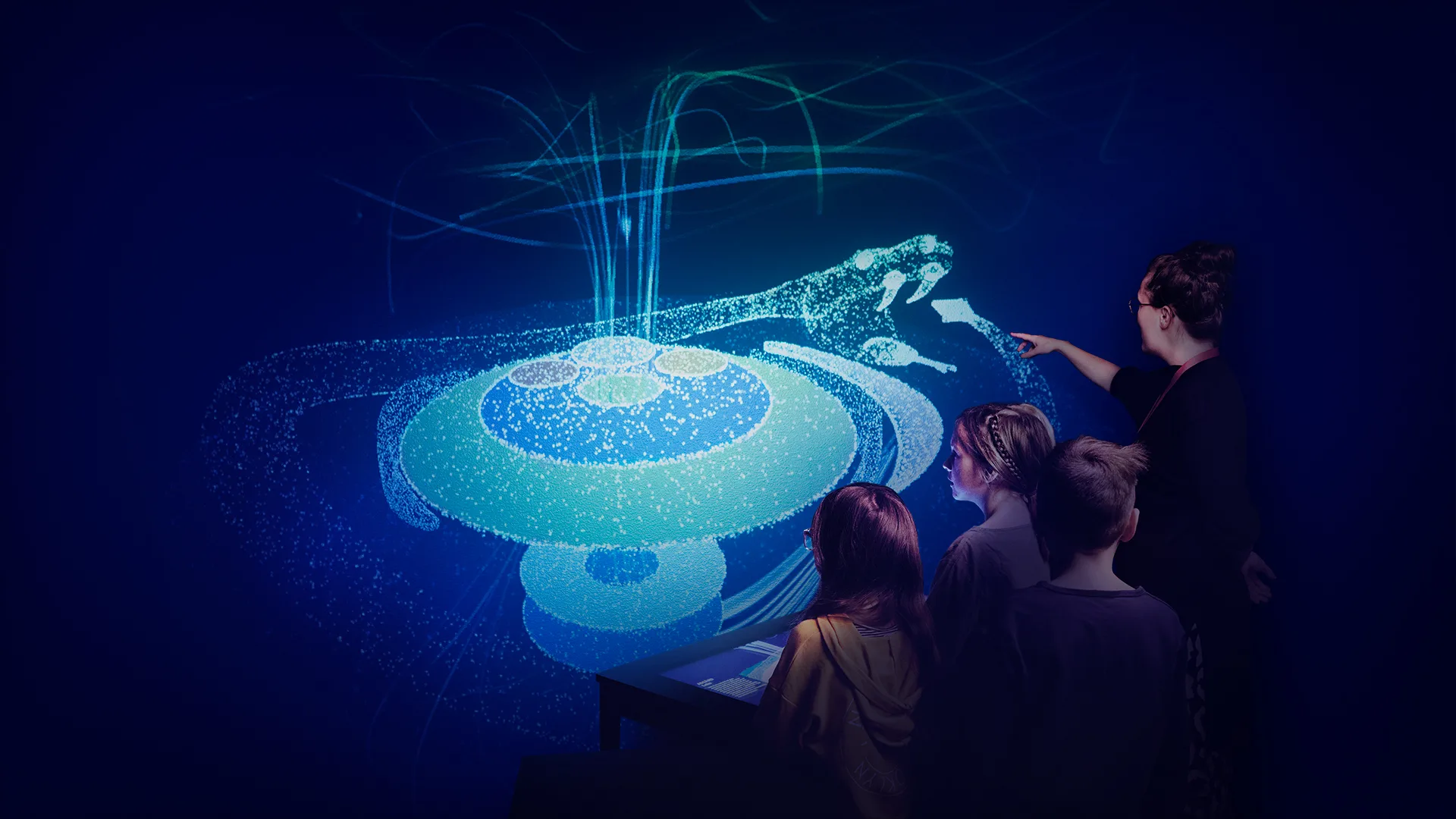 Barngrupp med guide tittar på visualisering