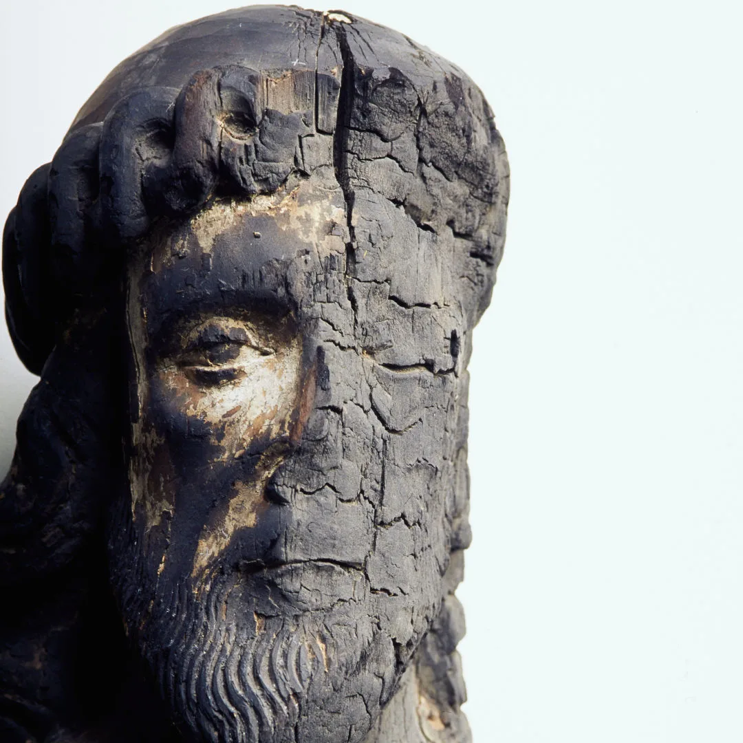 Närbild på ansikte på en brandskadad skulptur