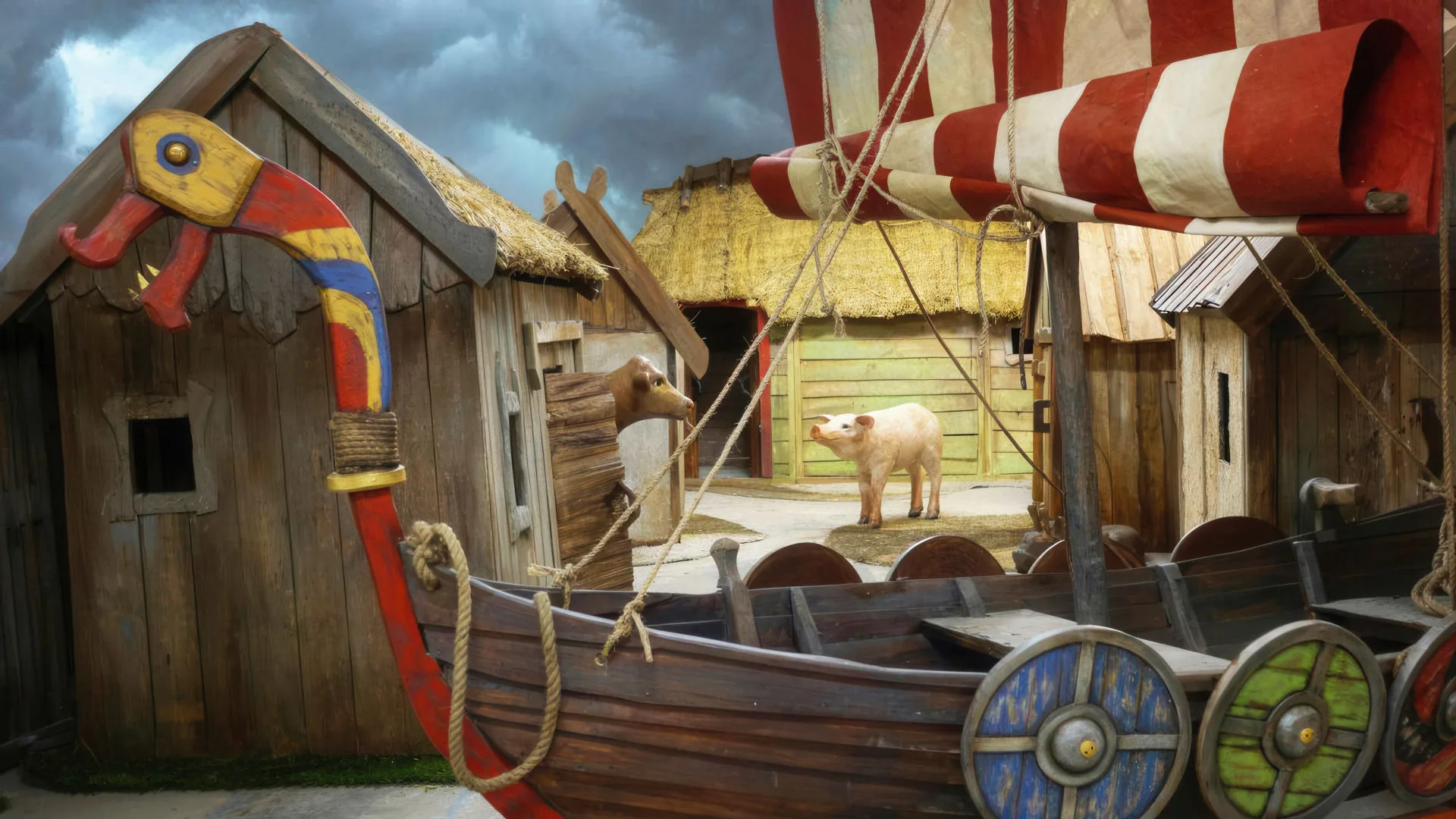 Lekmiljö med vikingaskepp, hus och en gris