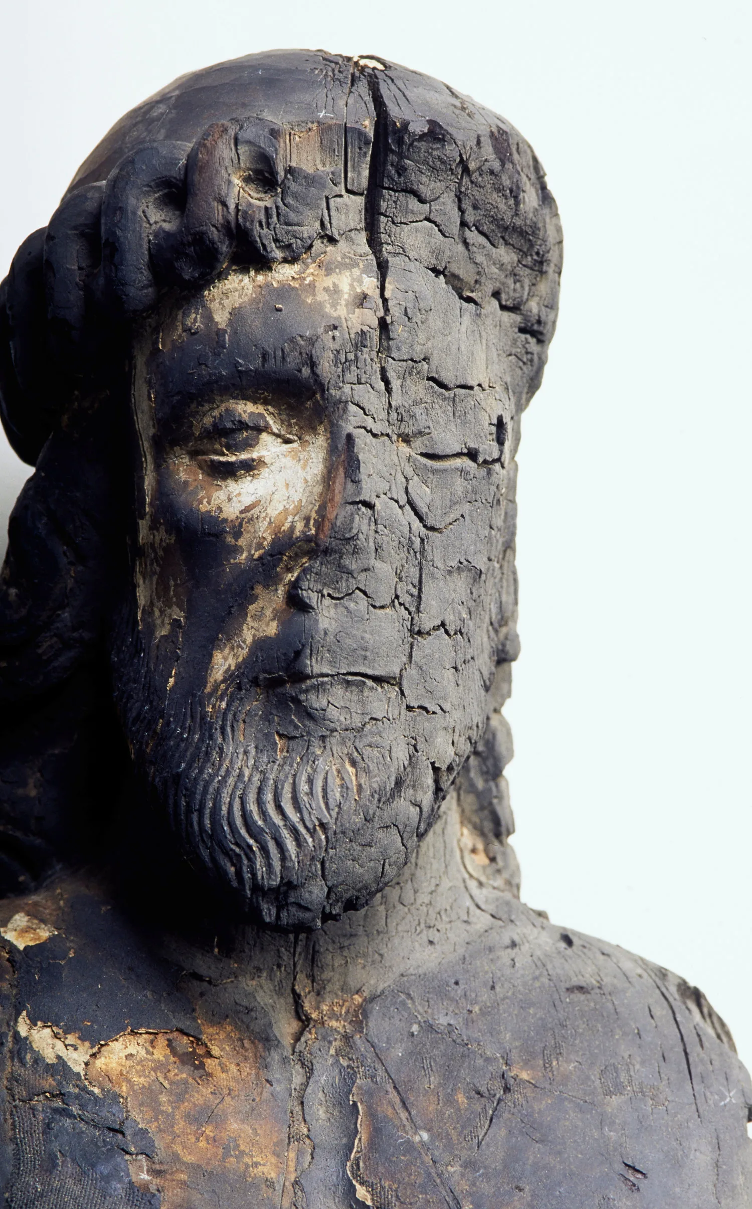 Träskulptur med bränt ansikte