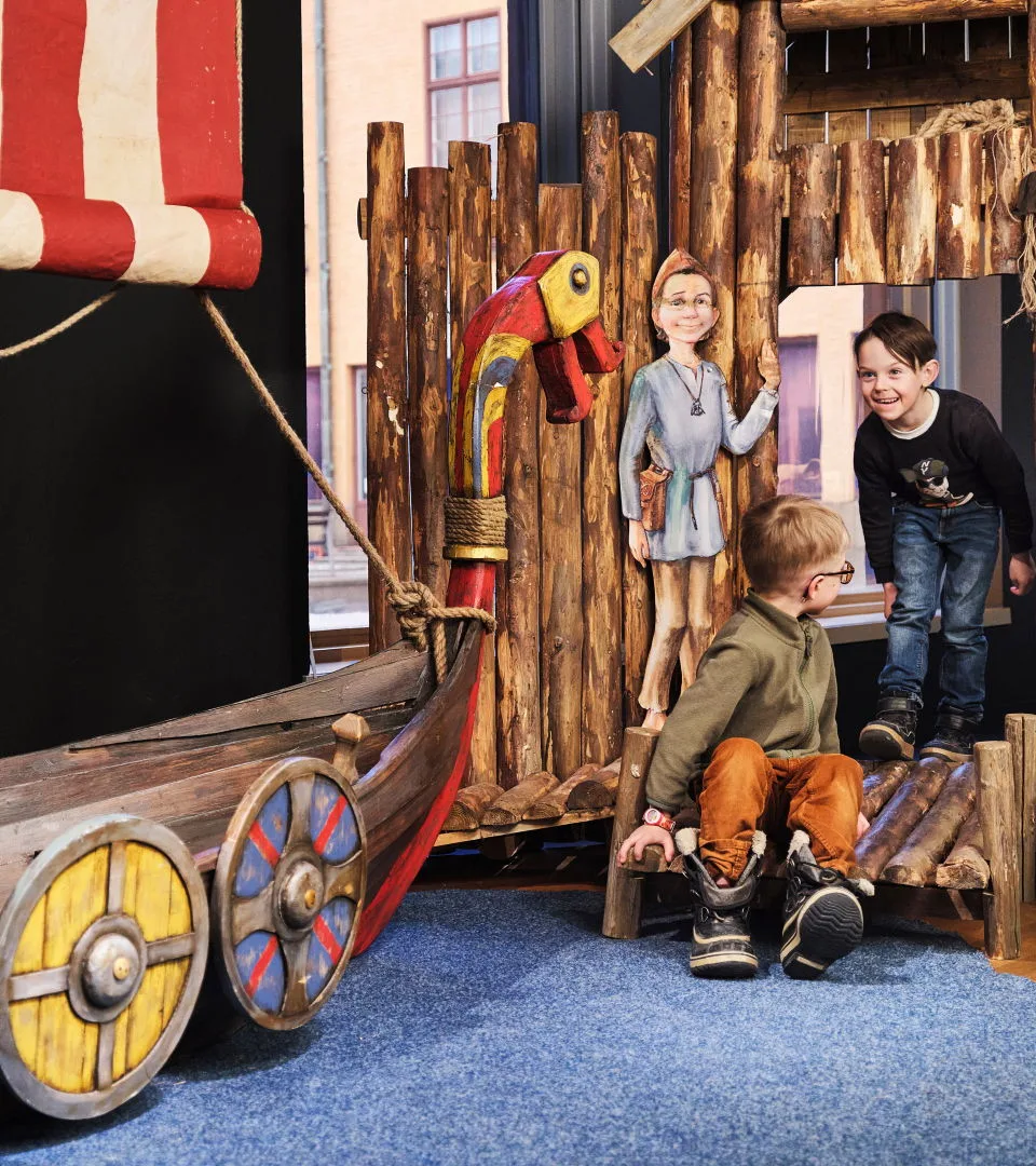 Uppbyggd vikingaby med skepp