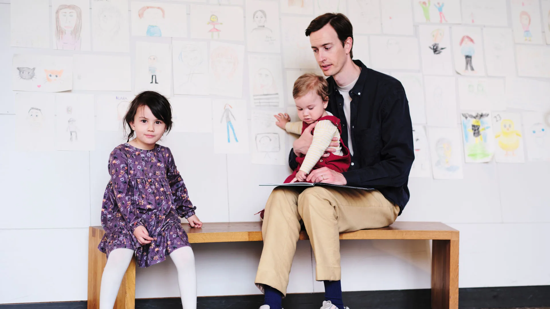 Vuxen och barn i entré till Historiska museet