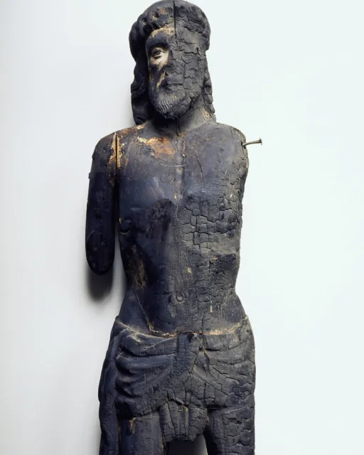 Bränd träskulptur som föreställer Jesus
