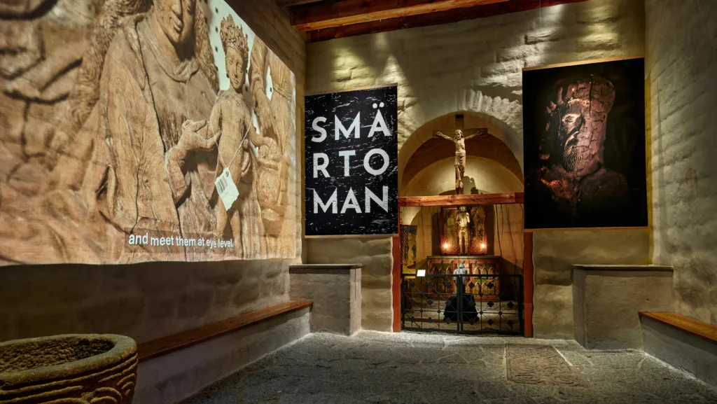 Affischer i ett utställningsrum