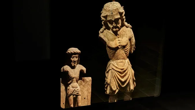 Två träskulpturer föreställande Jesus