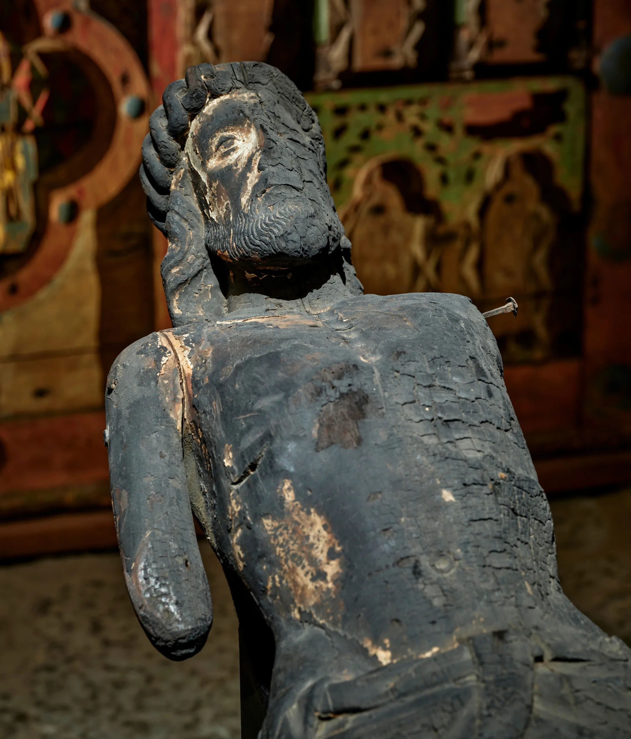 Träskulptur med bränt ansikte och kropp