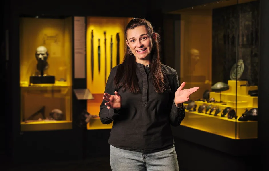 Museipedagog berättar om forntiden i en utställning 