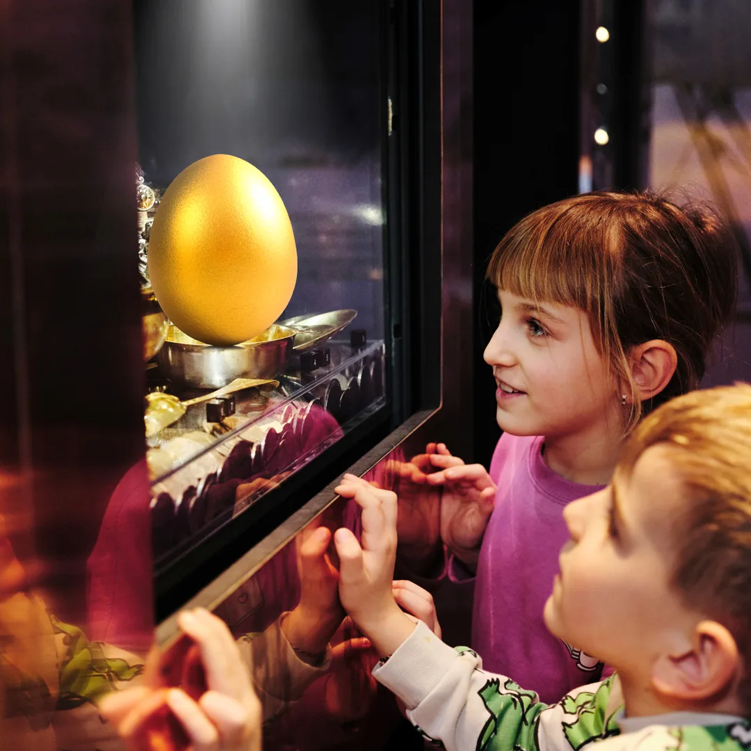 Illustration av två nordiska gudar, en katt och kråkor.