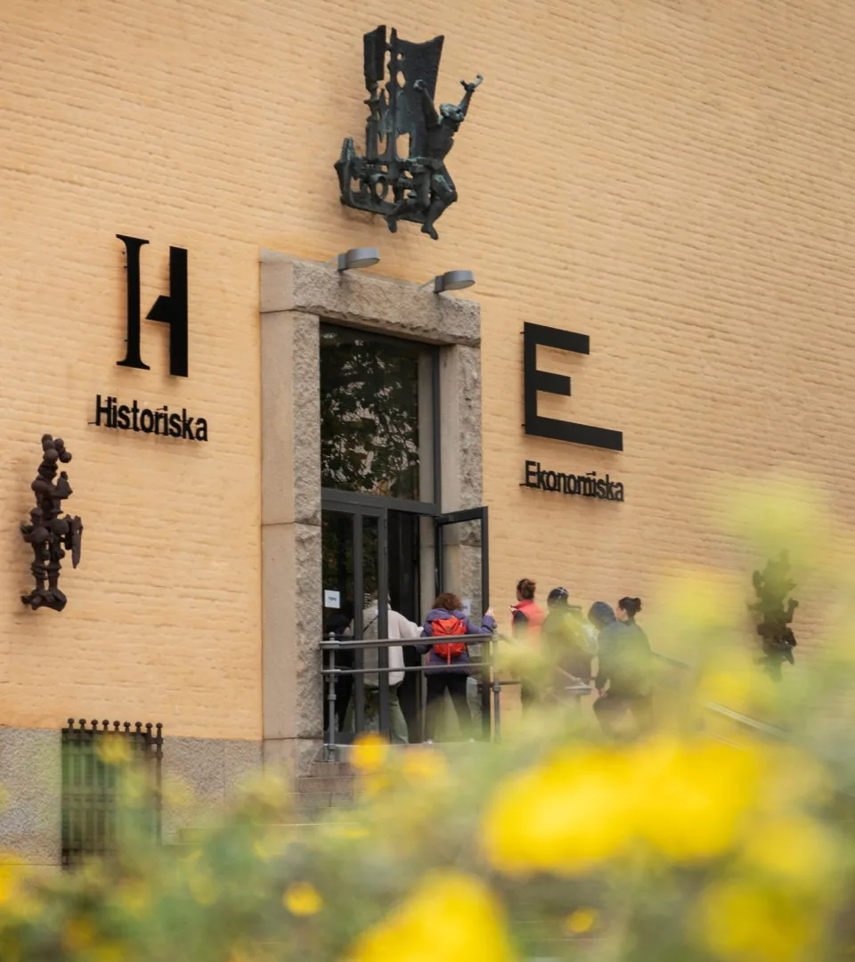 besökare går in i ett gult hus