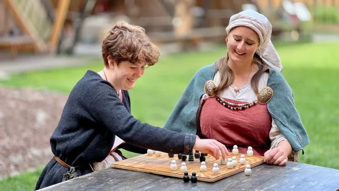 vuxna spelar brädspel utomhus