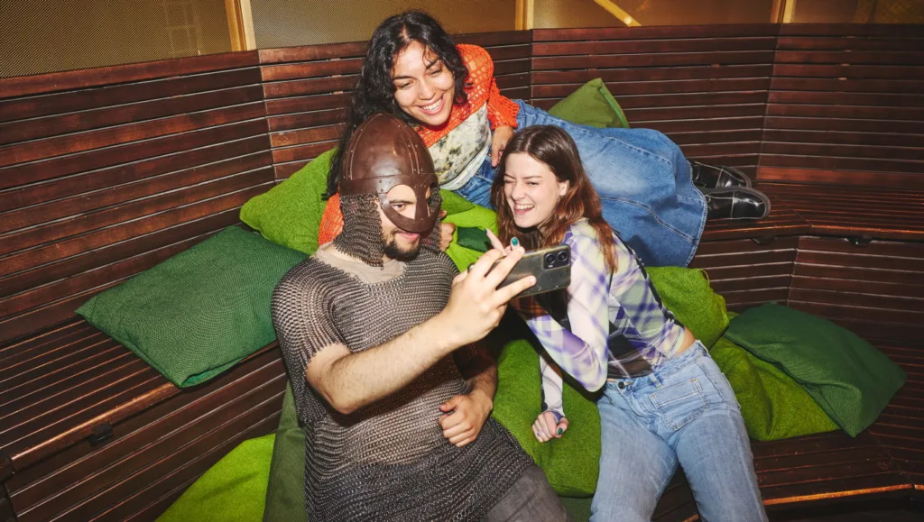 Tre personer poserar för en selfie