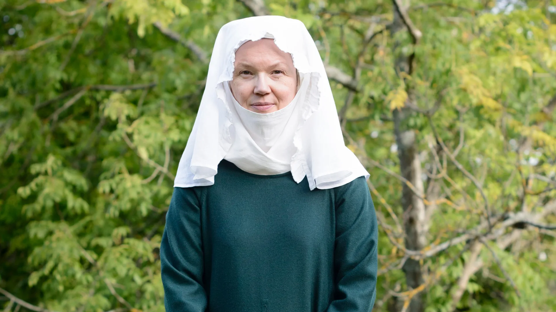 Person med medeltida huvudbonad
