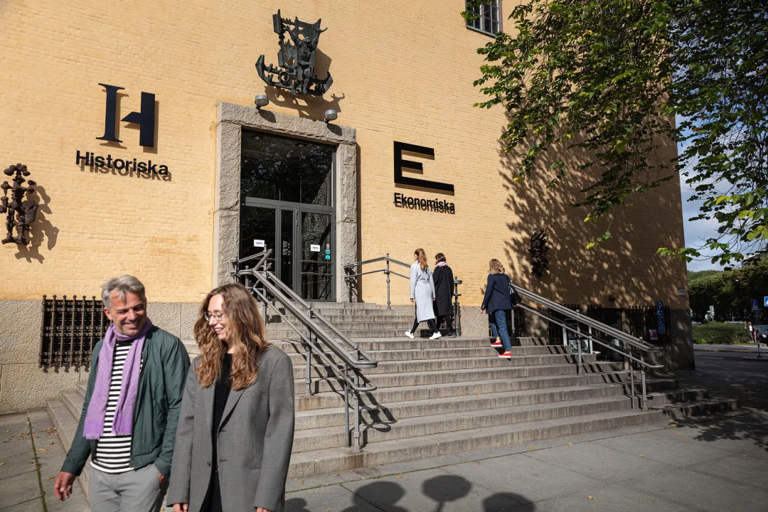 Personer som går upp entretrappan till Historiska museet och Ekonomiska museet