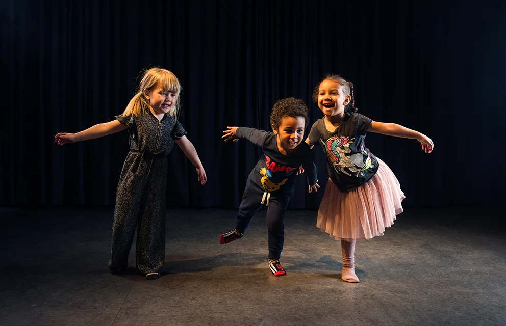 Tre barn dansar tillsammans