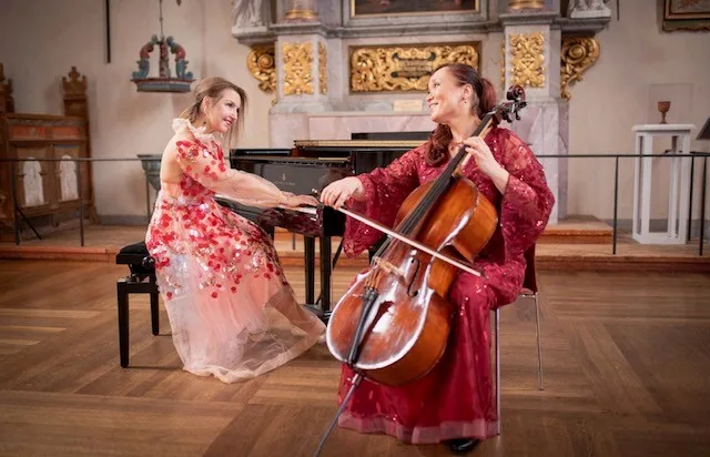 Två personer spelar piano och violoncell i museets Barockhall
