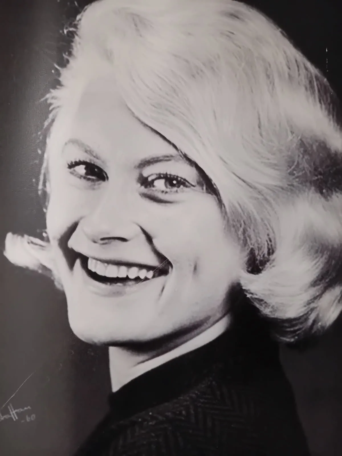 Svartvit porträttbild av sångerskan Monica Zetterlund