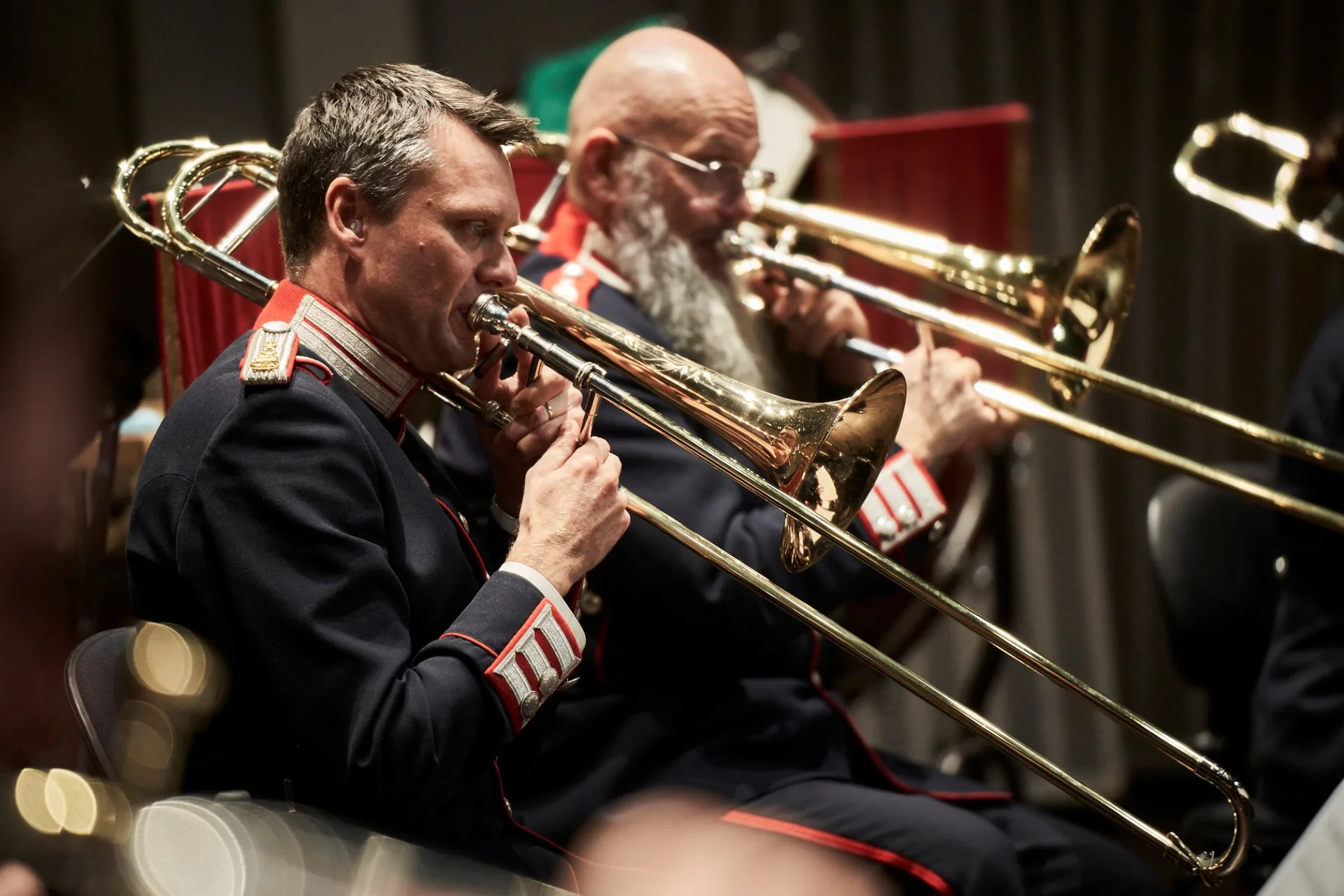 Två personer i uniform spelar blåsinstrument.